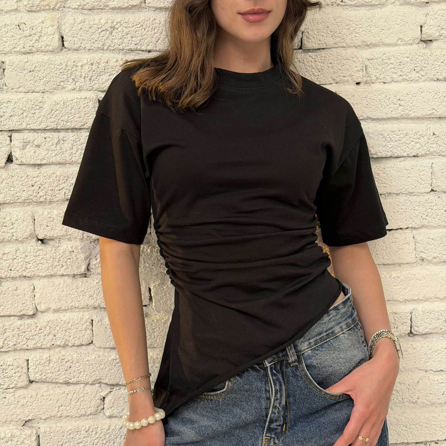 Black crew-neck T-shirt with Ruched drawstring sides
