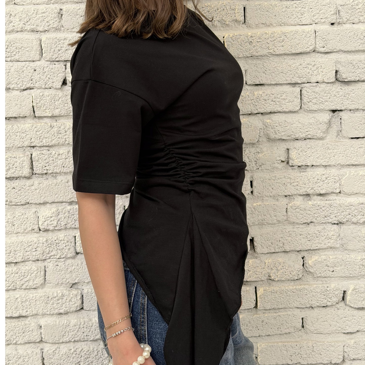 Black crew-neck T-shirt with Ruched drawstring sides