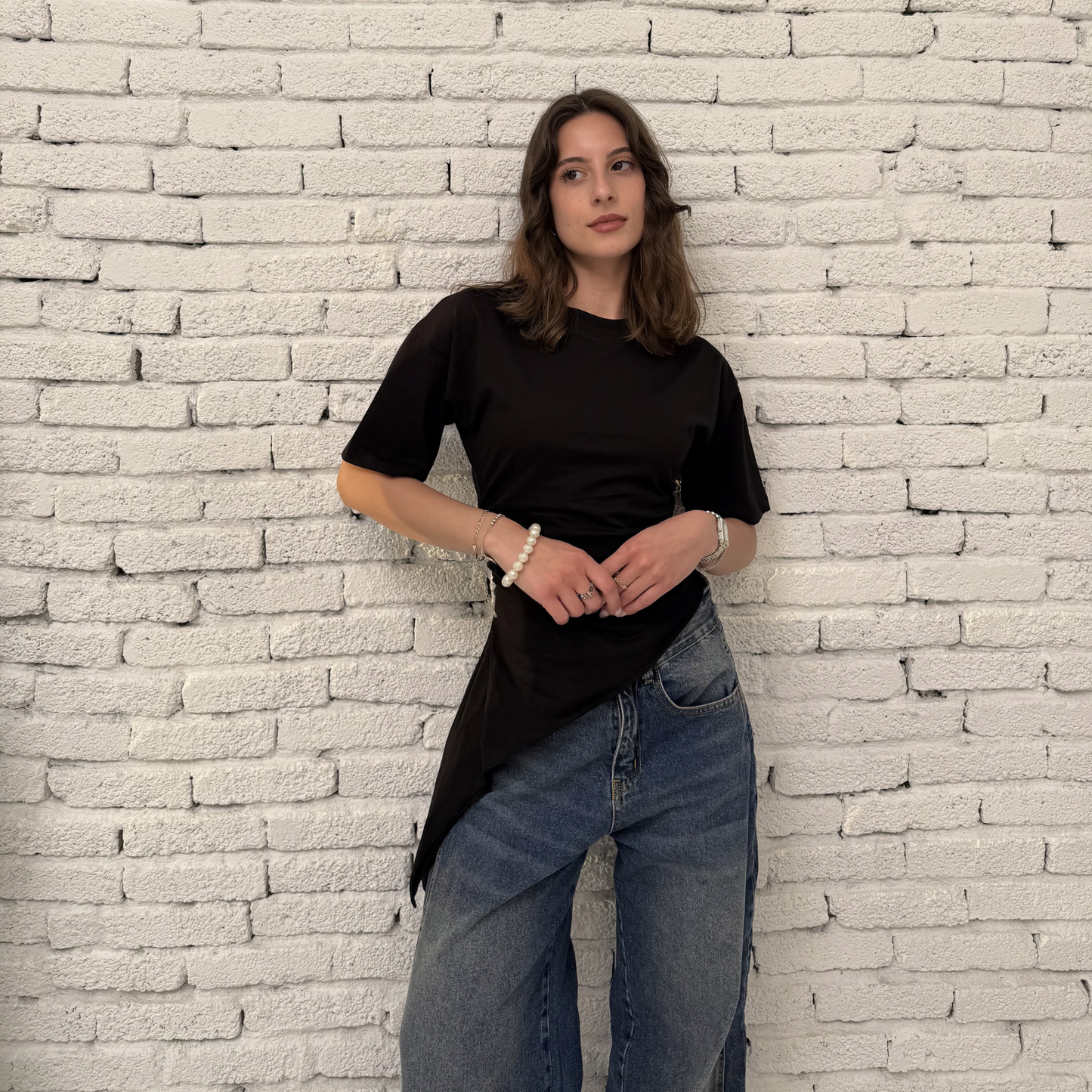 Black crew-neck T-shirt with Ruched drawstring sides